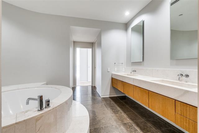 Building Photo - 2430 Victory Park Ln