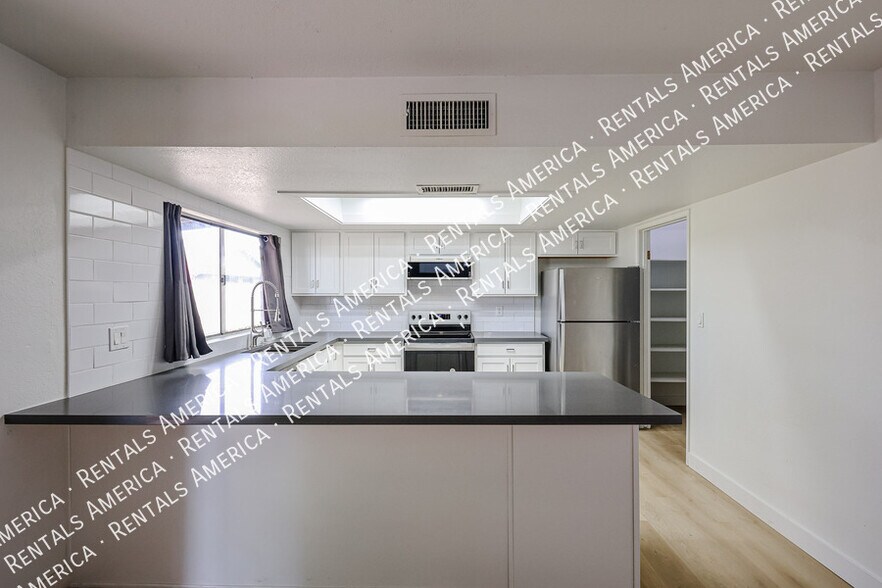Building Photo - 10642 N 47th Dr