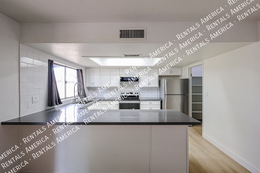 Building Photo - 10642 N 47th Dr