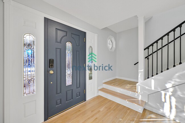 Building Photo - Stunning 5-Bedroom Home in Bellevue’s Top School District!