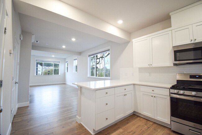 Building Photo - Beautiful 4 Bedroom 3.5 BA Home! Mother in Law Suite, Attached Garage & Top floor Bonus Room!