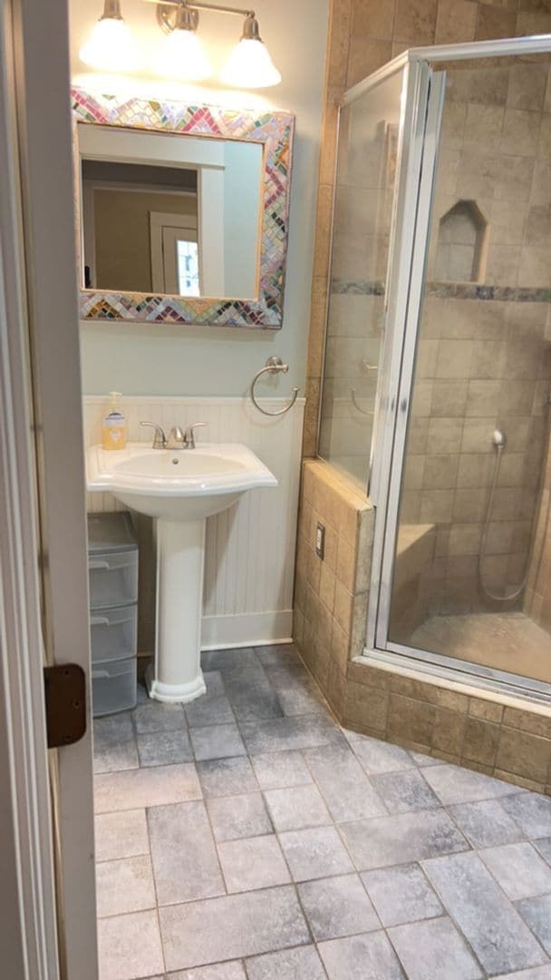 Building Photo - 2 Bedroom 1 Bath Home