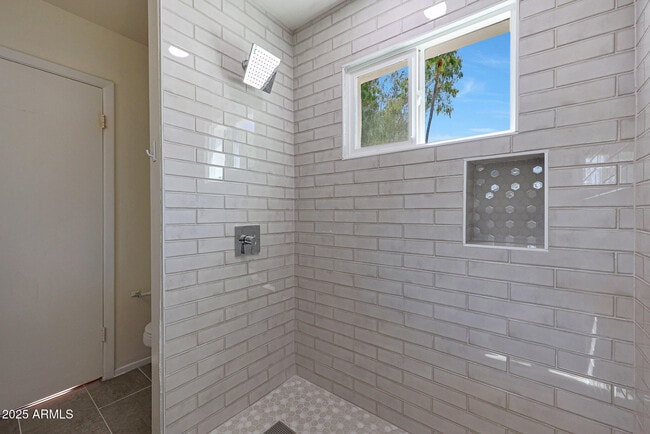 Building Photo - 601 W Coral Gables Dr