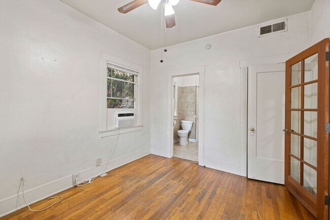 Building Photo - Vintage Bungalow Near University of Arizona