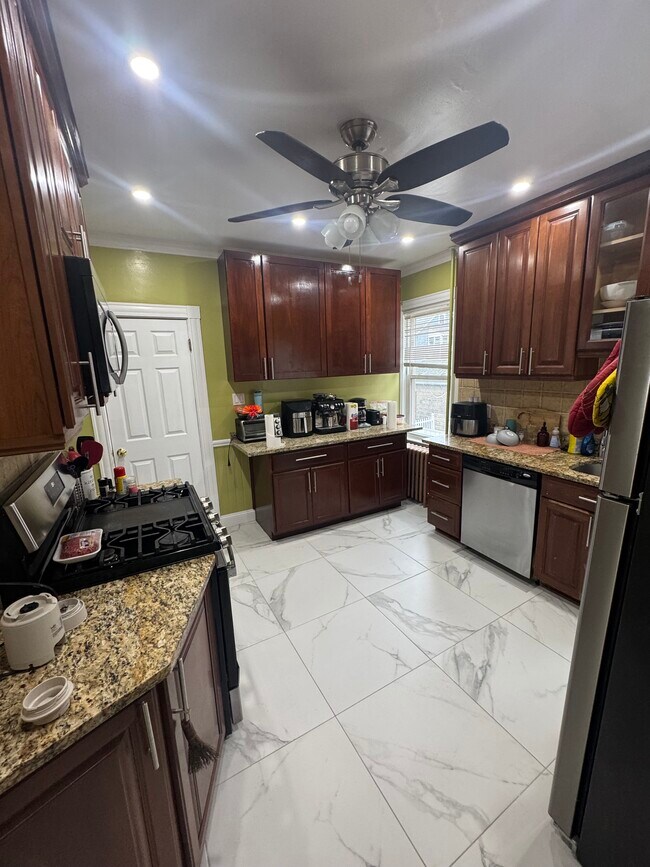 Building Photo - 71 Fairbanks St