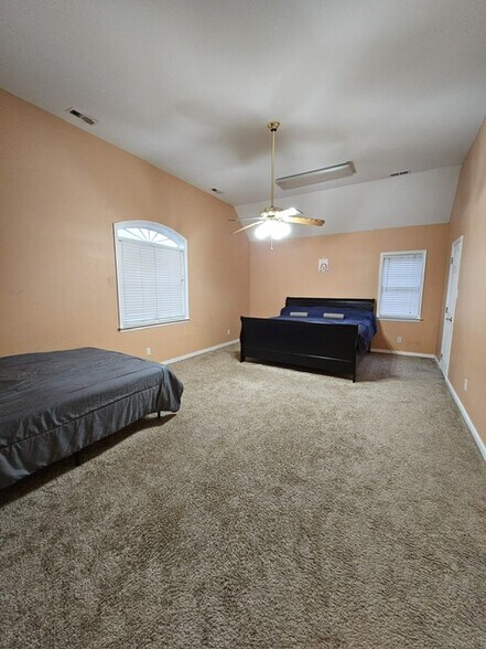 Building Photo - 1300 Lomond Dr