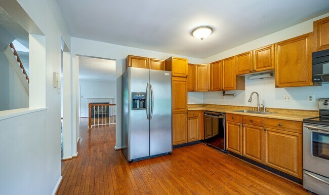 Building Photo - Three-level end unit townhome!