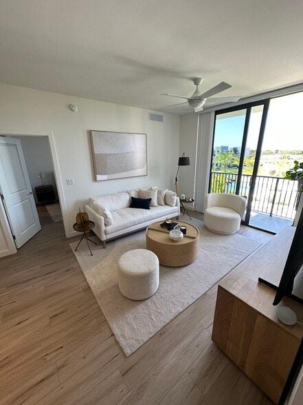 Building Photo - 670 W 77th St