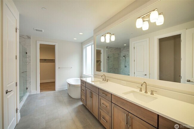 Building Photo - 5Bd/4Ba Bellevue House