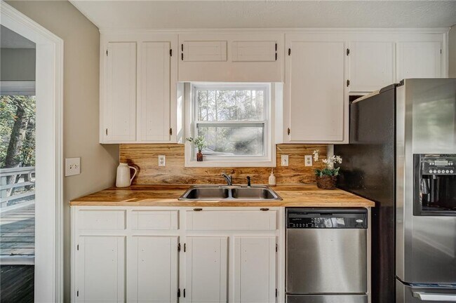 Building Photo - 4060 Oak Ferry Dr NE