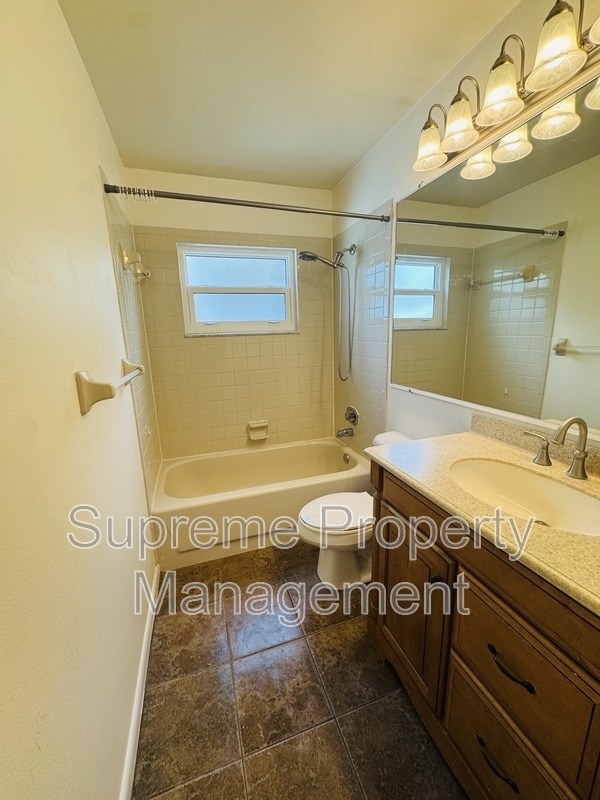 Building Photo - 2437 Bucknell Dr