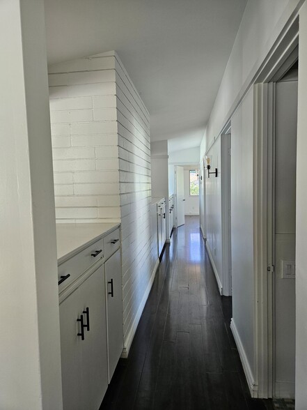 upstairs hallway - 3657 Broadmoor Blvd