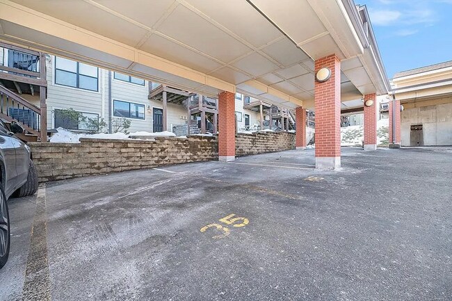 Building Photo - 524 W 10th St