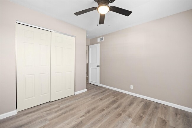 Building Photo - 11 Manor Dr