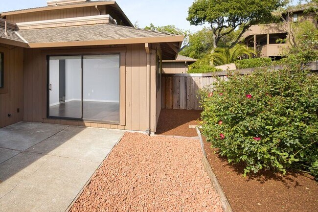 Building Photo - 42 Oakcrest Dr