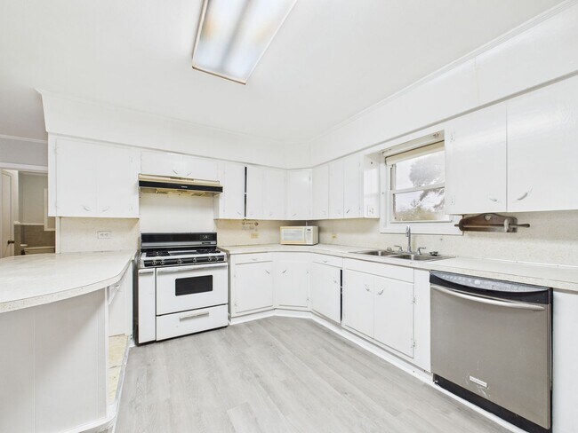 Building Photo - READY NOW!  2 bed 2 bath home!