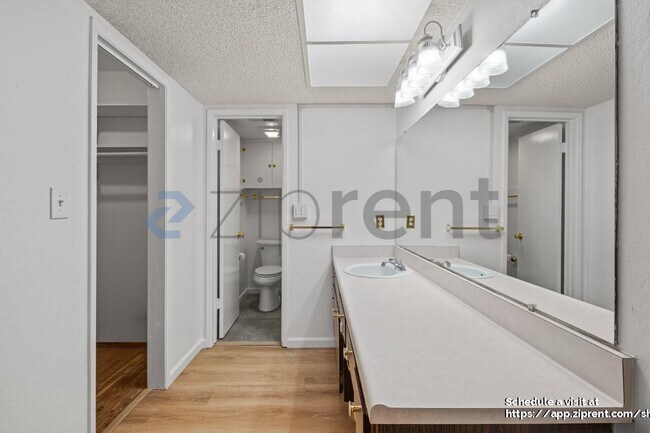 Building Photo - 60 Deerhaven Pl