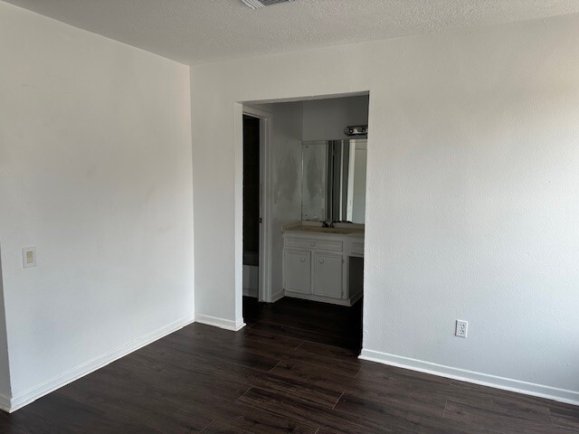Building Photo - 8722 Maplecrest Dr
