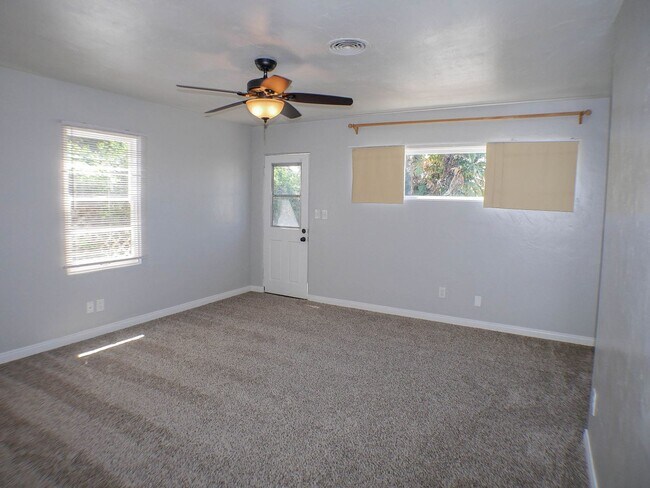 Building Photo - Charming Ocean Beach Home!