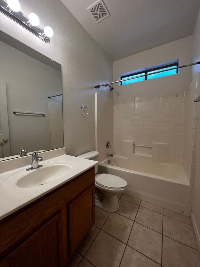 Building Photo - Gorgeous home in Viewpoint!