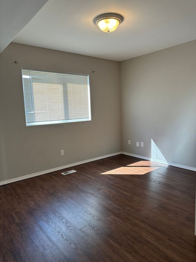 Building Photo - The Perfect Family Home! Large Yard, Deck ...
