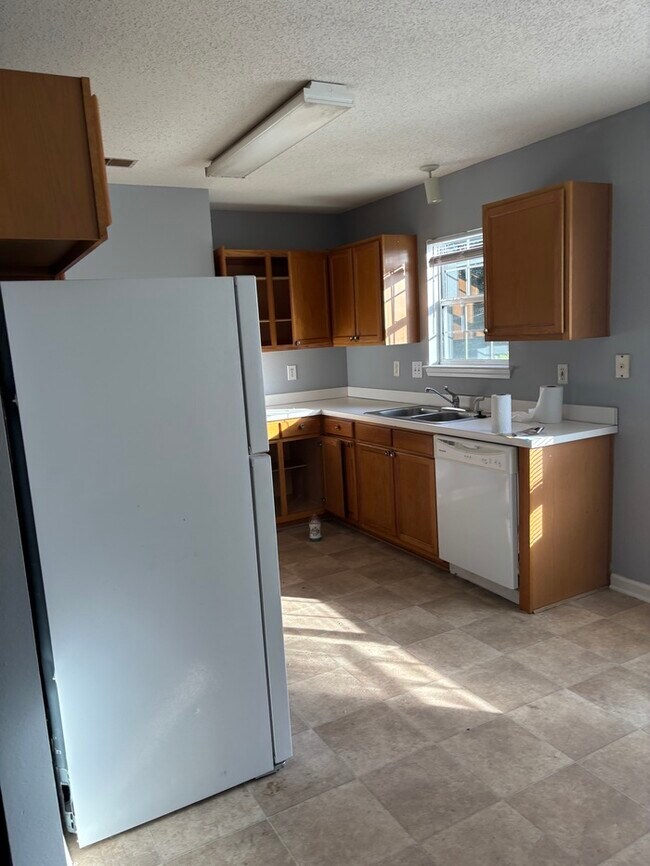 Building Photo - Quiet Neighborhood