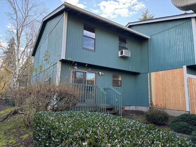 Building Photo - $500 off 1st Rent - Spacious 3 bedroom, 1.5 bathroom Townhouse, Lush Greenspace