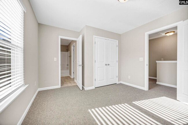 Building Photo - 135 Hunters Grove Dr