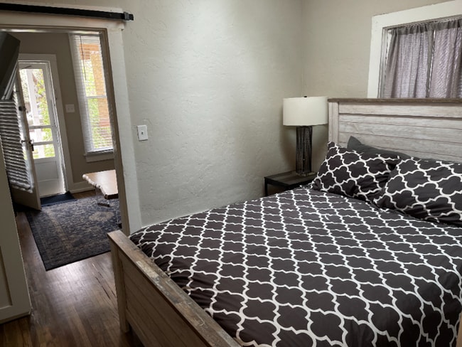 Building Photo - Stunning Duplex in Historic Old Town