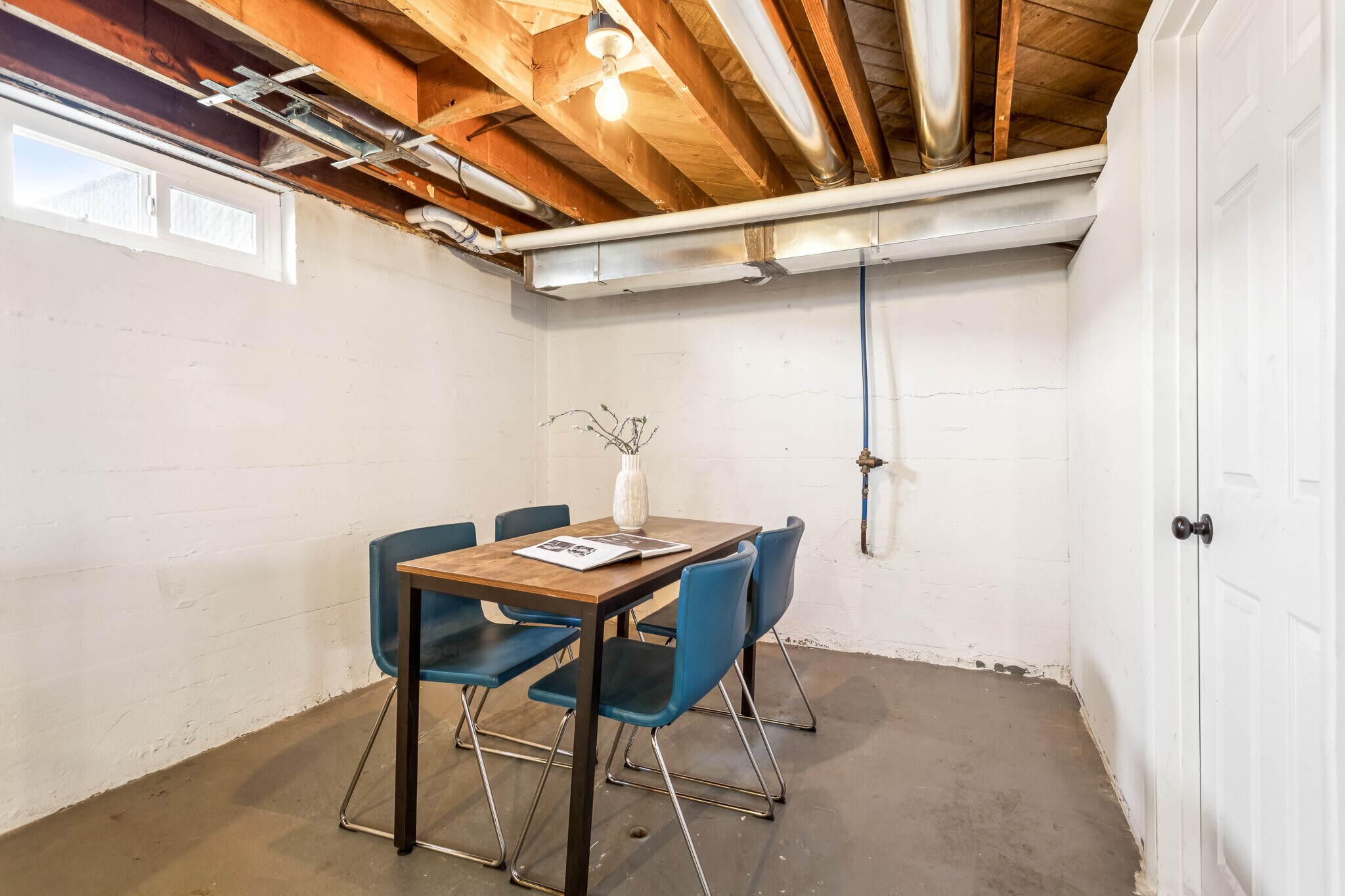 Building Photo - 983 N Poinsettia Dr