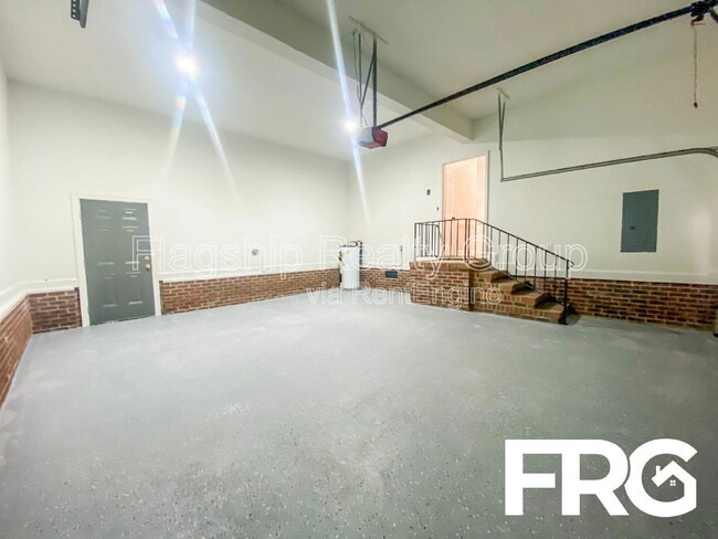 Building Photo - 232 N Marion Dr