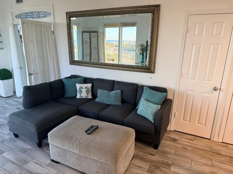 Living room - 104 Surfview Dr