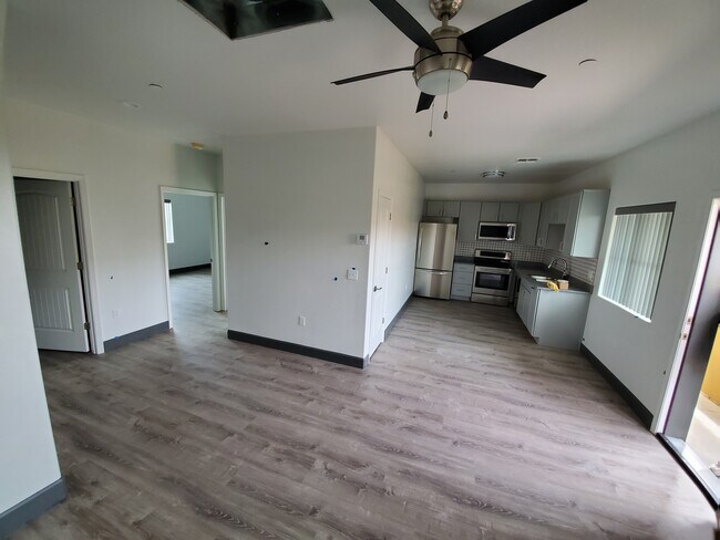 Building Photo - 521 E Mission Ln