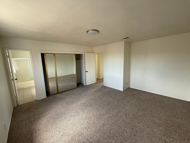 Building Photo - Spacious 3 Bed / 2.5 Bath Townhome in Prime San Gabriel Location