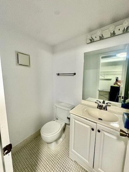 Building Photo - 212 Suffolk F