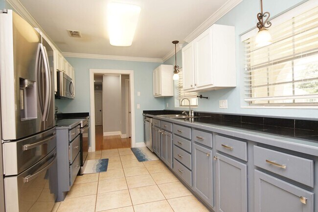 Building Photo - Central Niceville Location