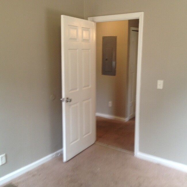 Building Photo - **AVAILABLE NOW**3 Bedroom / 1 Bathroom Ho...
