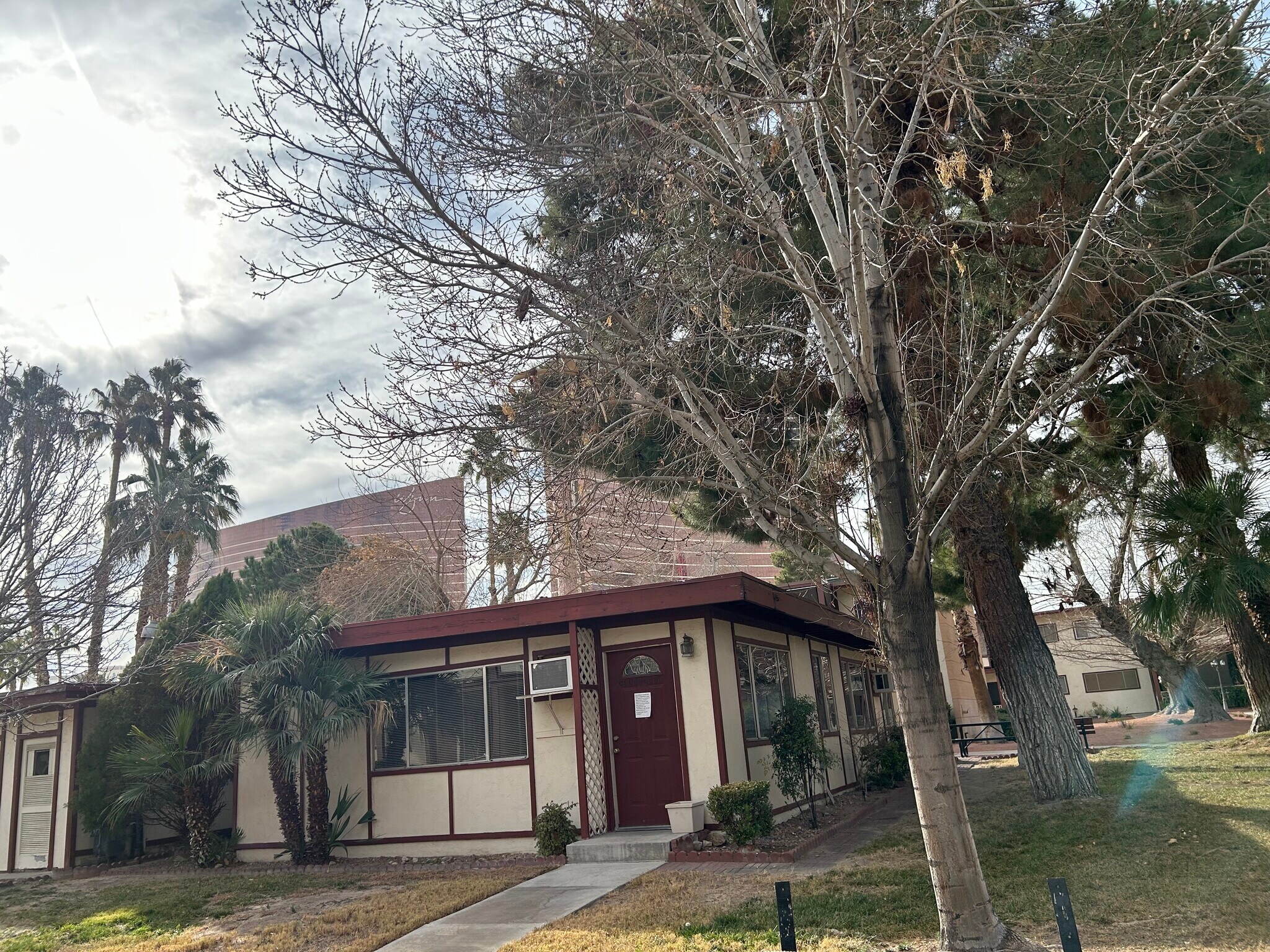 Building Photo - 350 E Desert Inn Rd