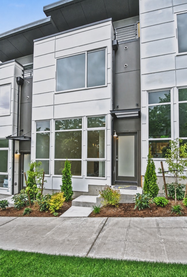 Building Photo - AVAILABLE AUGUST 14th! Modern Townhome w/ Private Balcony, AC, & Reserved Parking in Central Area