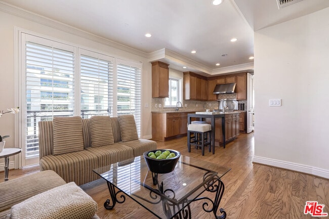 Building Photo - 132 S Maple Dr