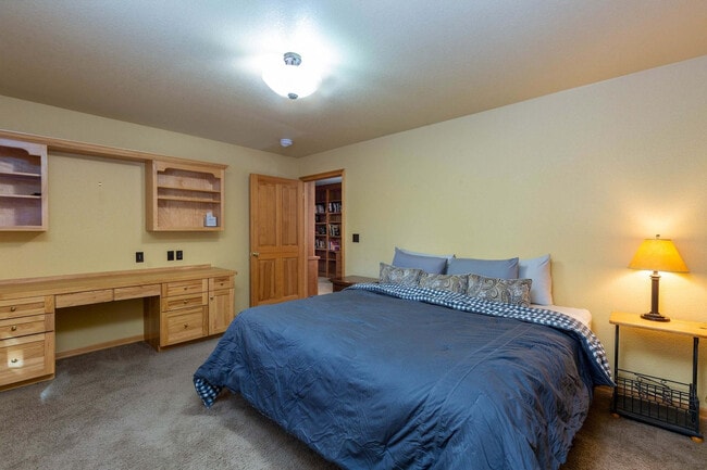 Building Photo - 17028 Cooper Dr