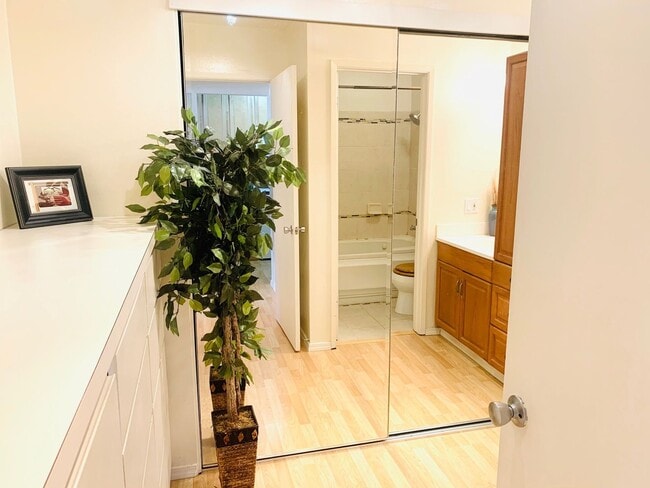 Building Photo - BEAUTIFUL CONDO! 2 MINUTE WALK TO CAMPUS! FREE RENT UNTIL MAY 1, 2026!!