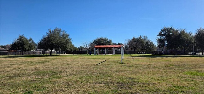 Building Photo - 204 Quail Hollow Dr