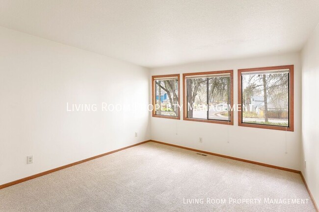 Building Photo - Spacious & Stylish Townhome in Desirable V...