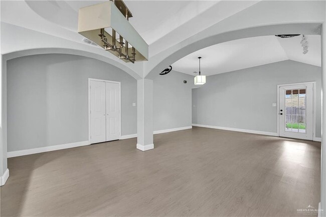 Building Photo - 13 Quamasia Ave