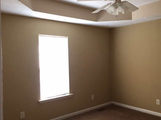 Building Photo - 3 bedroom 2 bath home in Stewarts Creek area.