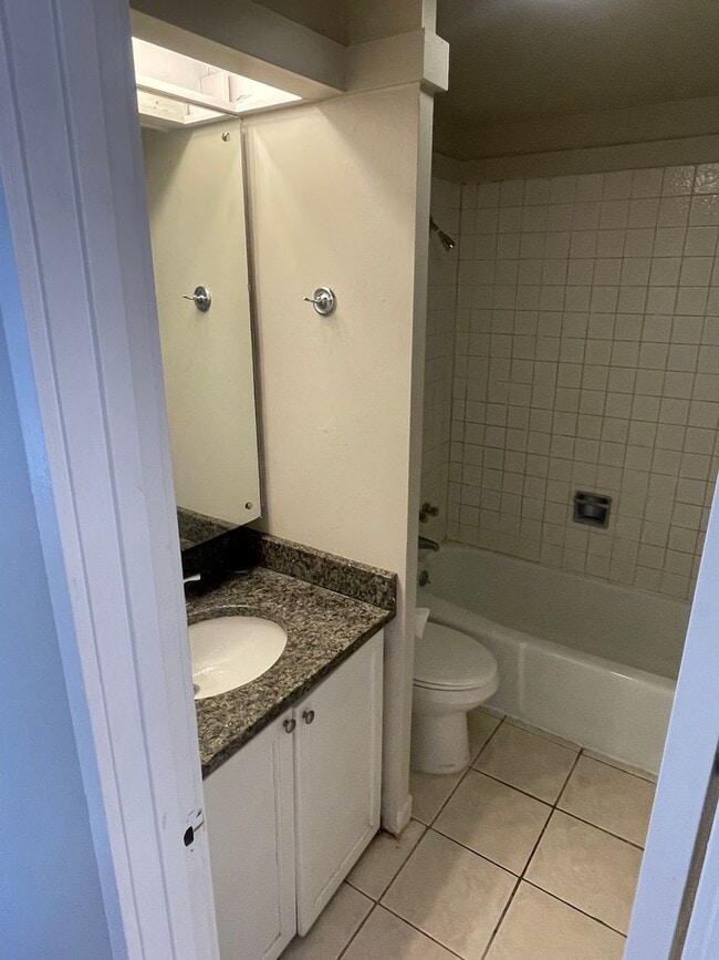 Building Photo - 1BD/1BA Uptown, w/ Private Fenced In Court...