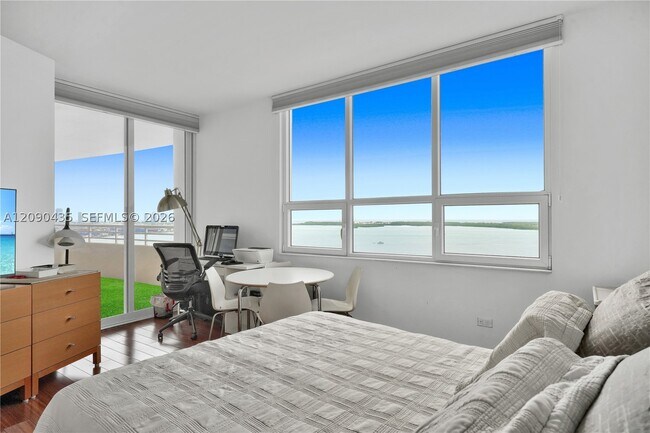 Building Photo - 808 Brickell Key Dr