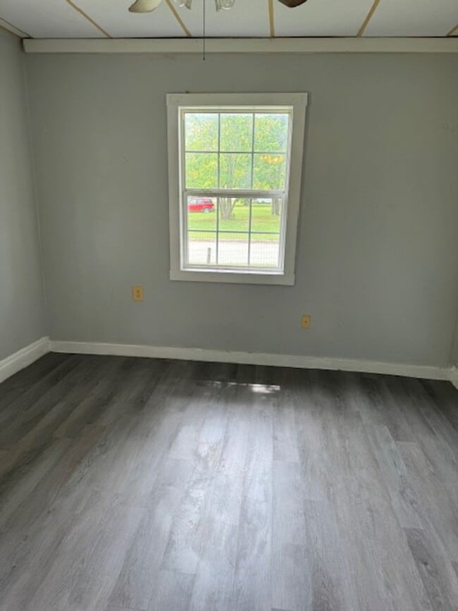 Building Photo - 2 bedroom 1 bath home close to downtown