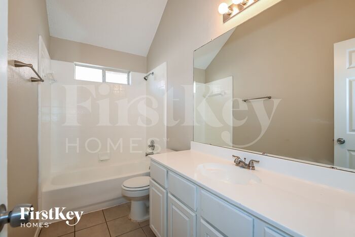Building Photo - 2525 Hyacinth Dr